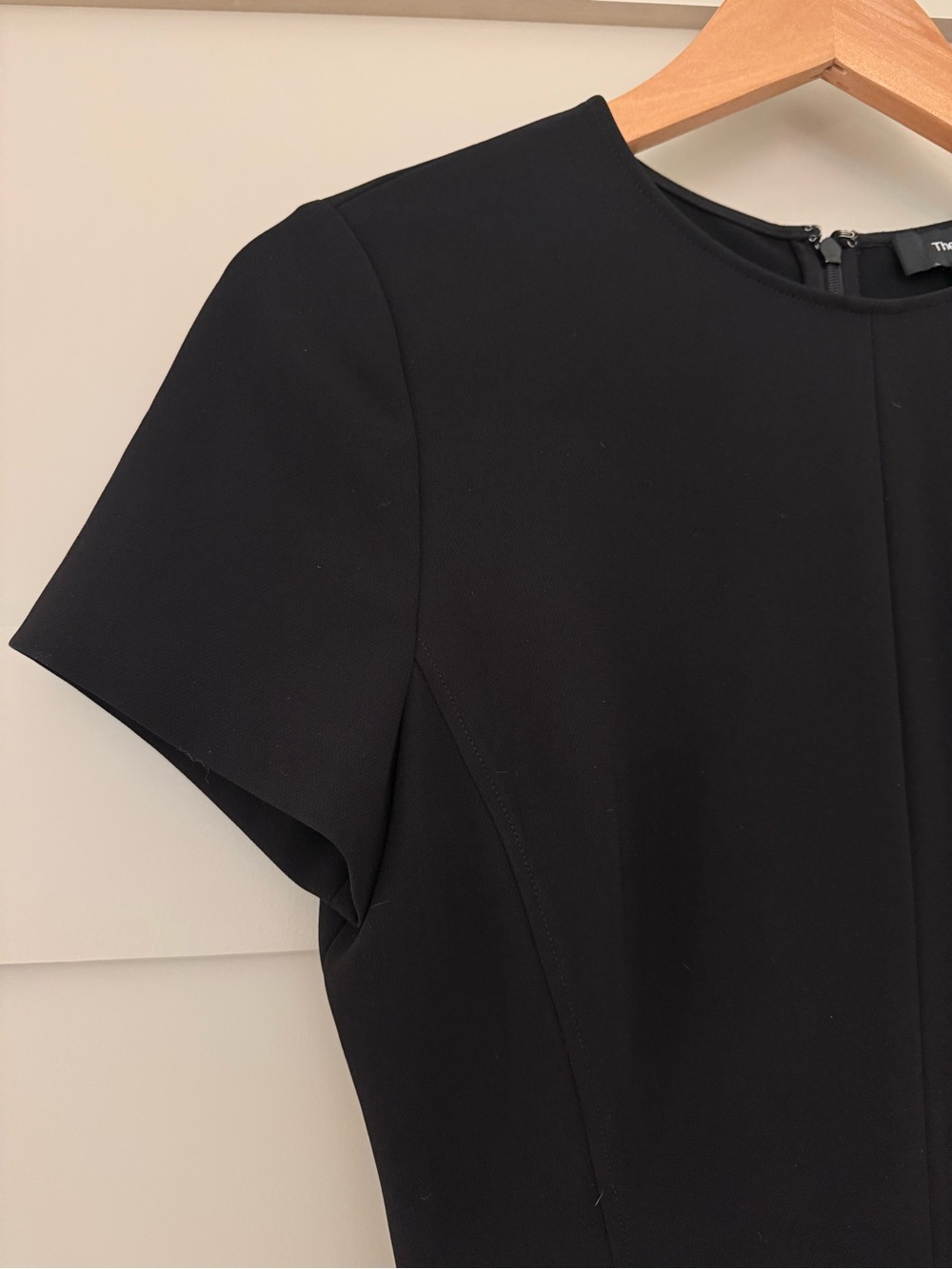 Theory Modern Seamed Shift Fit-And-Flare Crepe Dress. Black. Size 2 - Picture 6 of 9